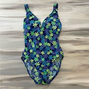 🍭2/$10 Vintage Swimsuit one piece. No size tag. Material is stretchy